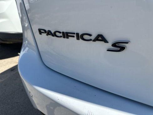 Used 2024 Chrysler Pacifica Select image 12