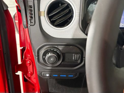 Used 2025 Jeep Wrangler Unlimited Sahara image 10