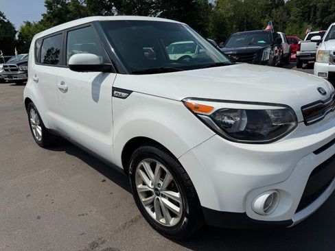 Used 2018 Kia Soul + FWD image 12