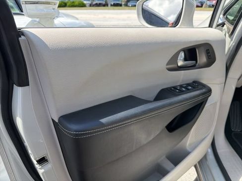 Used 2021 Chrysler Pacifica Touring-L FWD image 20