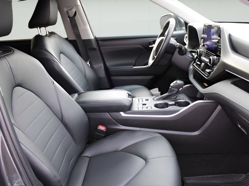 Certified 2025 Toyota Highlander XLE AWD/4WD image 26