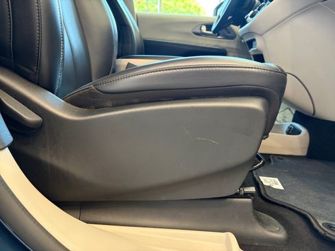 Used 2023 Chrysler Pacifica Touring-L FWD image 27