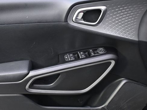 Used 2025 Kia Soul LX w/ LX Technology Package FWD image 22