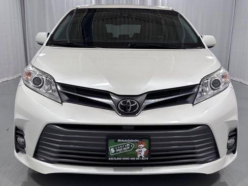 Used 2018 Toyota Sienna XLE Premium FWD image 2