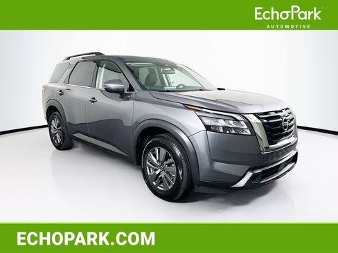 Used 2025 Nissan Pathfinder SV image 1