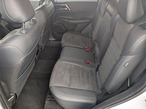 Used 2024 Mitsubishi Outlander SE image 24