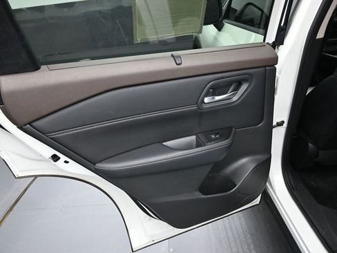 Used 2023 Nissan Rogue SV w/ SV Premium B Package image 16