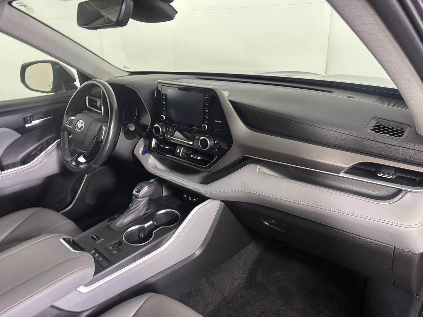 Used 2021 Toyota Highlander XLE AWD/4WD image 23