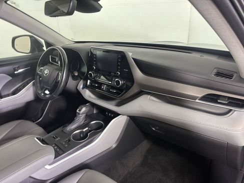 Used 2021 Toyota Highlander XLE AWD/4WD image 23