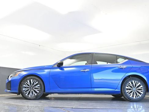 Used 2025 Nissan Altima 2.5 SV FWD image 53