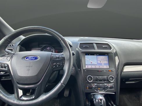 Used 2019 Ford Explorer XLT w/ Equipment Group 202A AWD/4WD image 11