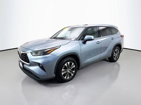 Used 2022 Toyota Highlander XLE image 3