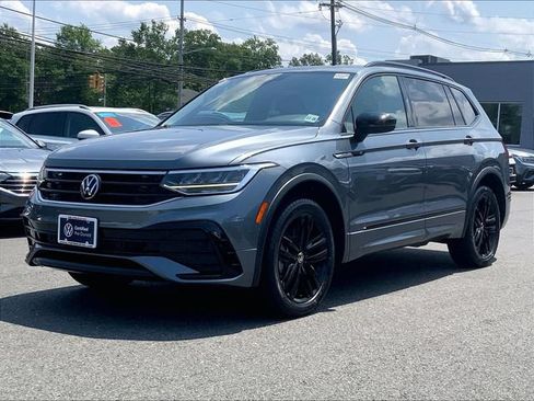 Used 2022 Volkswagen Tiguan SE R-Line AWD/4WD image 2