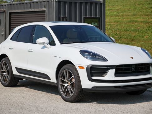 Certified 2026 Porsche Macan AWD/4WD image 27