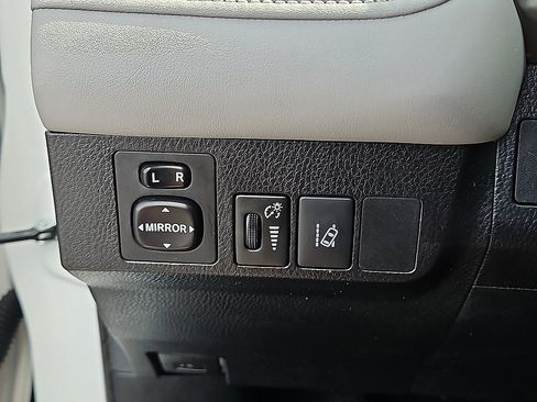 Used 2017 Toyota RAV4 Limited FWD image 19