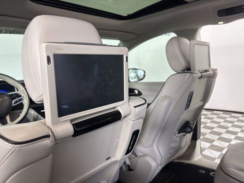 Used 2021 Chrysler Pacifica Limited w/ Uconnect Theater Family Group image 23
