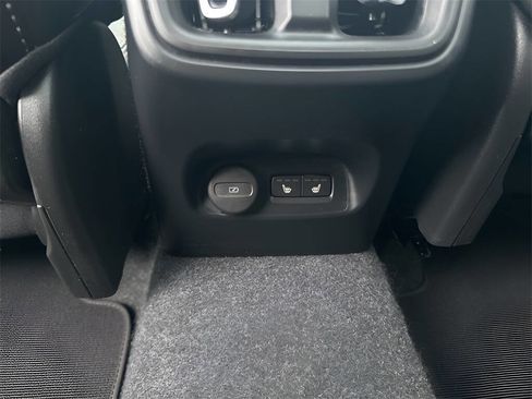 Used 2025 Volvo XC40 B5 Core image 23