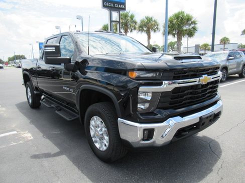 Used 2024 Chevrolet Silverado 2500 LT w/ Convenience Package AWD/4WD image 3