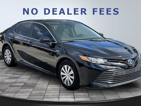 Used 2020 Toyota Camry LE image 3