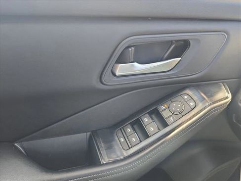 Used 2025 Nissan Rogue SV image 25