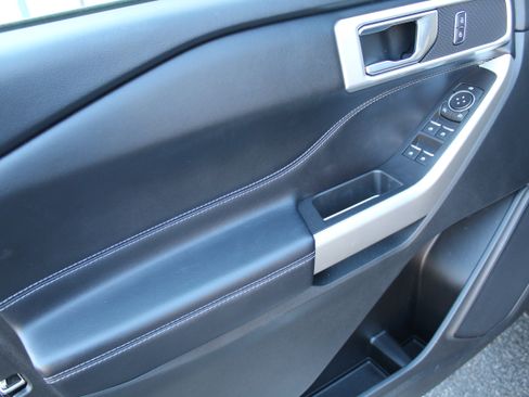 Used 2022 Ford Explorer XLT w/ Equipment Group 202A image 7