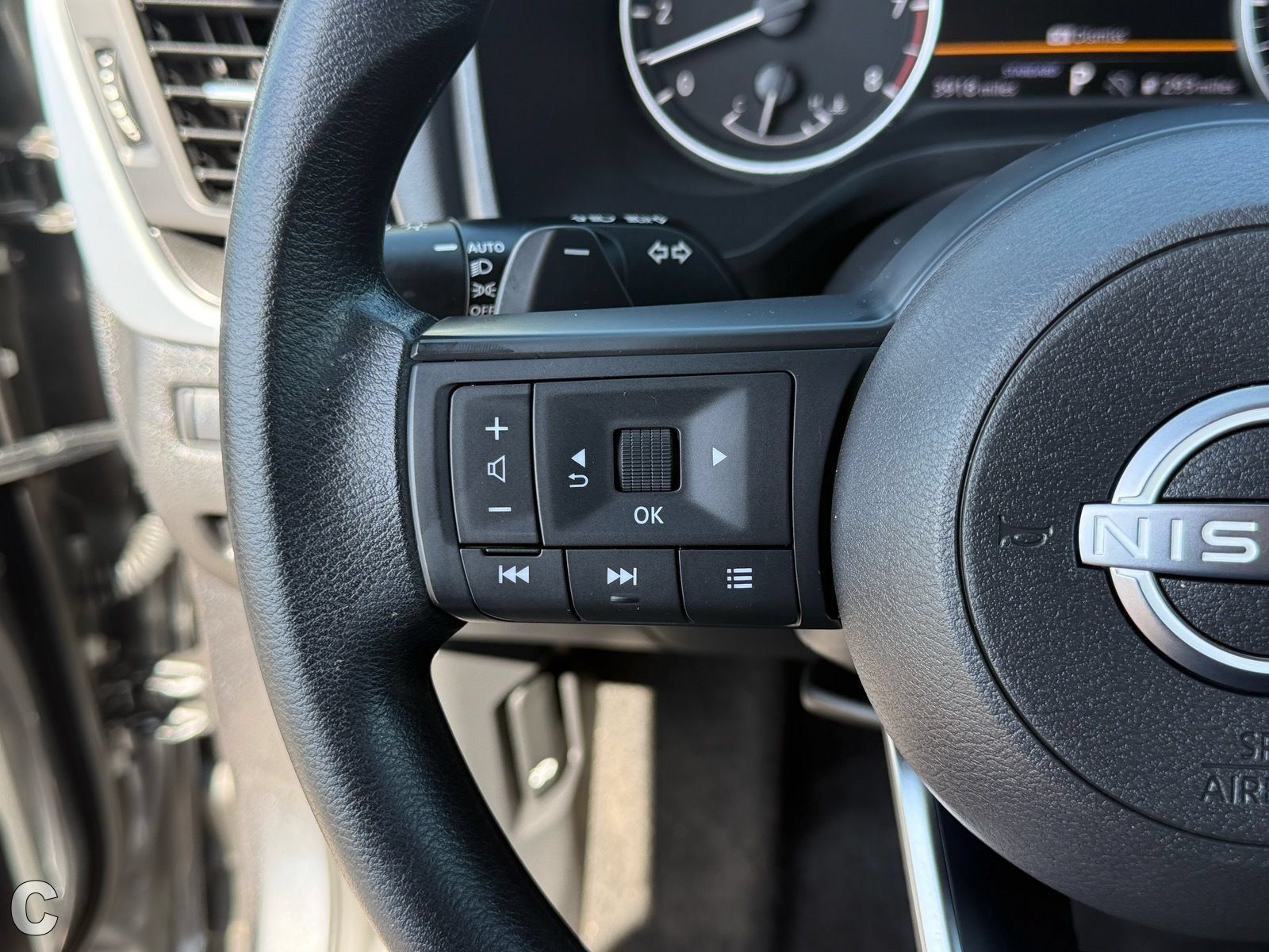 Used 2024 Nissan Rogue SV FWD image 15