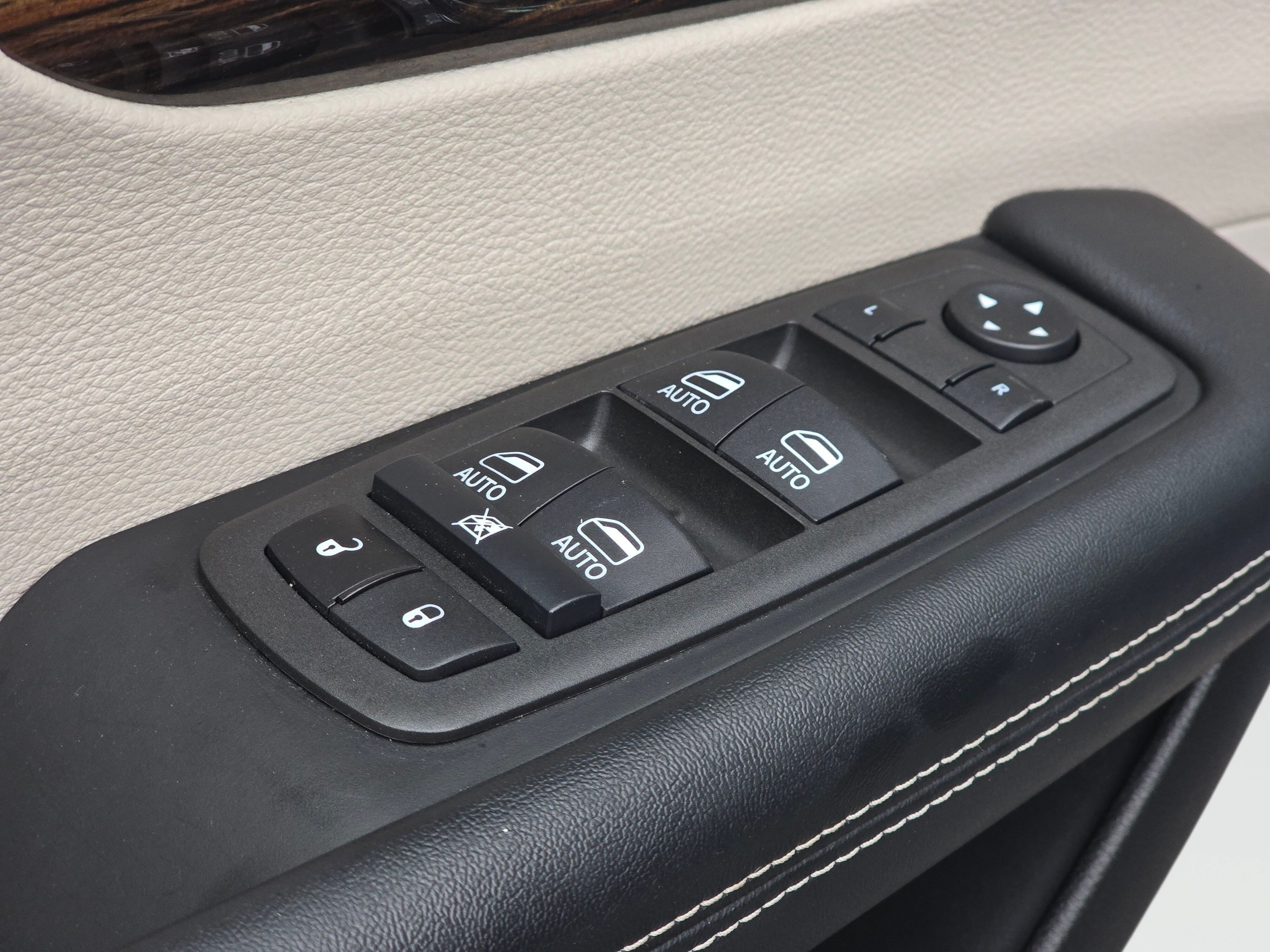 Used 2022 Chrysler Pacifica Limited FWD image 33