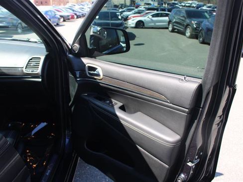 Used 2014 Jeep Grand Cherokee Overland image 12