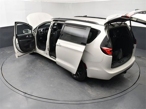 Used 2021 Chrysler Pacifica Touring-L w/ Premium & Safety Sphere Group image 28