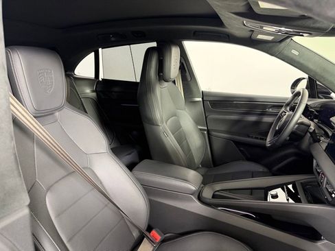 Certified 2025 Porsche Macan Turbo Electric AWD/4WD image 16
