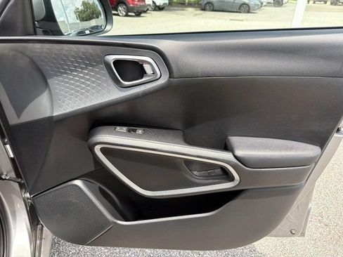 Used 2025 Kia Soul LX w/ LX Technology Package FWD image 14