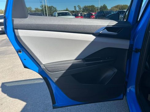 Used 2024 Volkswagen Taos SE image 25