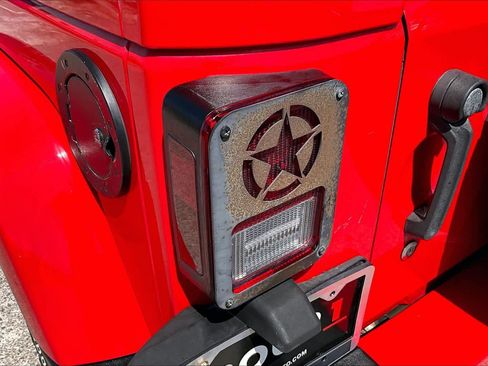 Used 2017 Jeep Wrangler Unlimited Sahara w/ Connectivity Group image 26