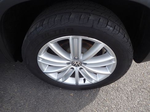 Used 2012 Volkswagen Tiguan SE image 25