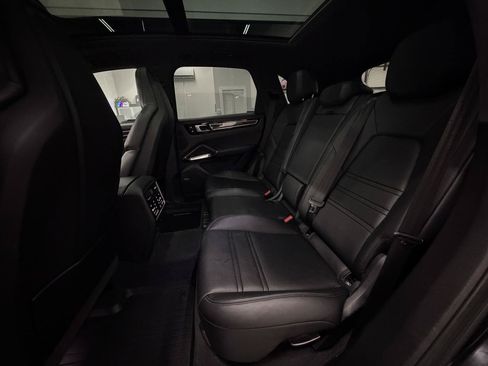Used 2021 Porsche Cayenne Turbo AWD/4WD image 13