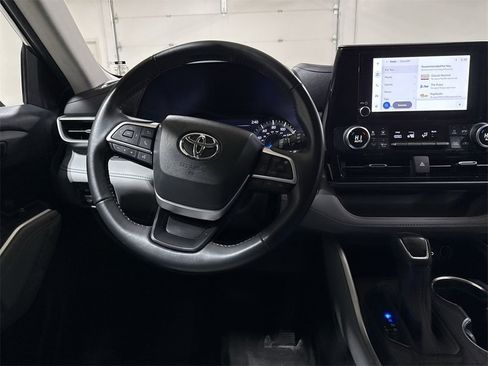 Used 2023 Toyota Highlander LE image 11