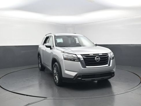 Used 2025 Nissan Pathfinder SV AWD/4WD image 8