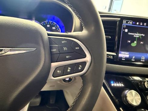 Used 2023 Chrysler Pacifica Touring-L FWD image 22