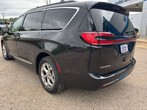 Used 2023 Chrysler Pacifica Limited image 3