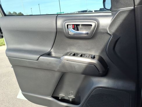 Used 2022 Toyota Tacoma TRD Off-Road image 12