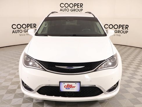 Used 2020 Chrysler Pacifica Touring-L Plus w/ Advanced Safetytec Group FWD image 8
