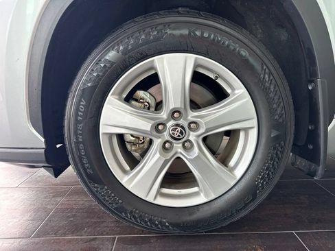 Used 2024 Toyota Highlander LE AWD/4WD image 5