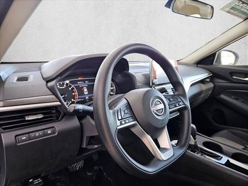Used 2025 Nissan Altima 2.5 SV FWD image 9