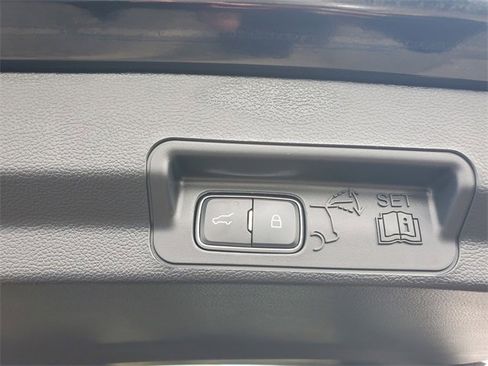 Used 2023 Ford Explorer XLT image 9