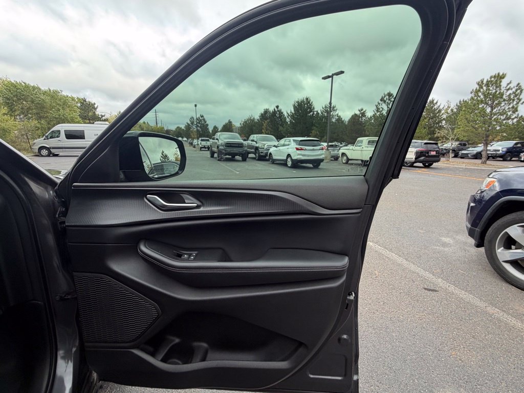 Used 2024 Jeep Grand Cherokee Altitude AWD/4WD image 9