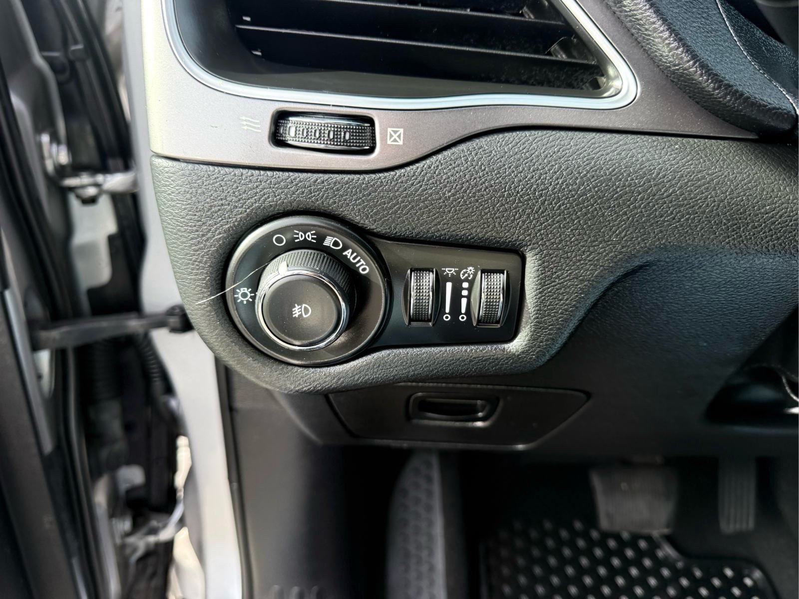 Used 2019 Jeep Cherokee Latitude Plus w/ Cold Weather Group AWD/4WD image 18