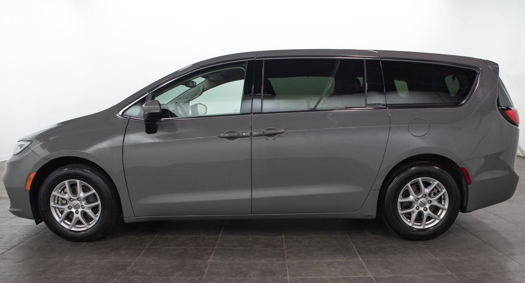 Used 2023 Chrysler Pacifica Touring-L FWD image 5