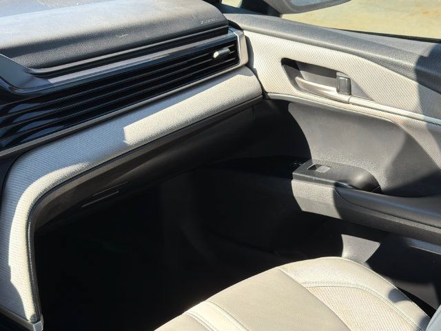 Used 2025 Toyota Camry SE w/ Convenience Package FWD image 15