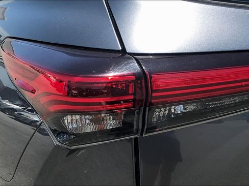 Used 2020 Toyota Highlander LE FWD image 28