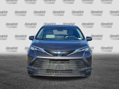 Used 2025 Toyota Sienna LE w/ LE Plus Package AWD/4WD image 9